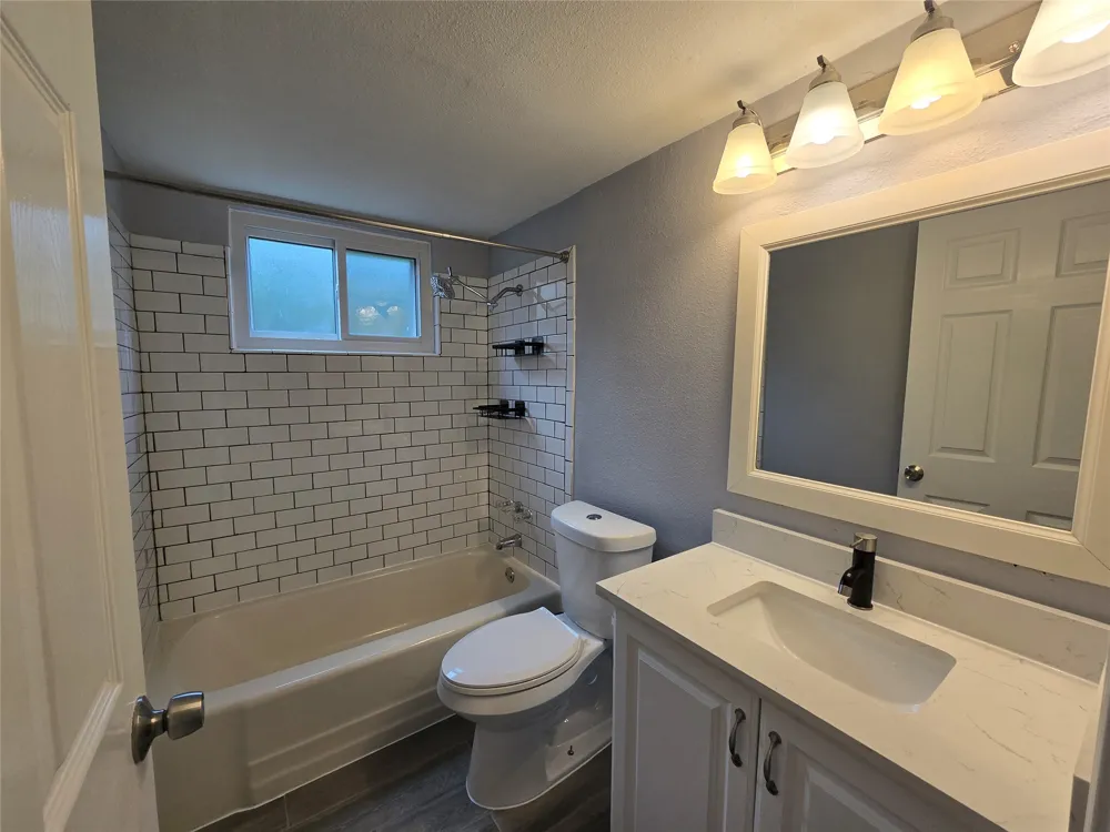 2504 Manor Circle #B Austin, TX 78723