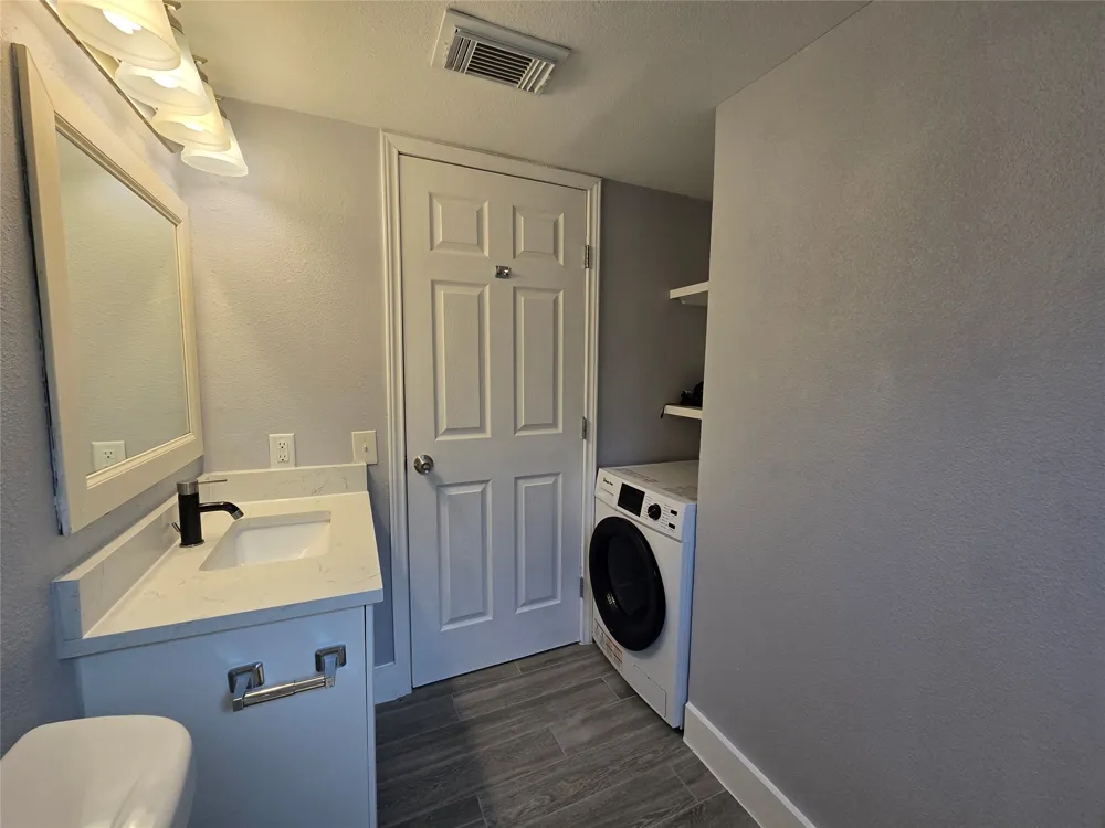 2504 Manor Circle #B Austin, TX 78723
