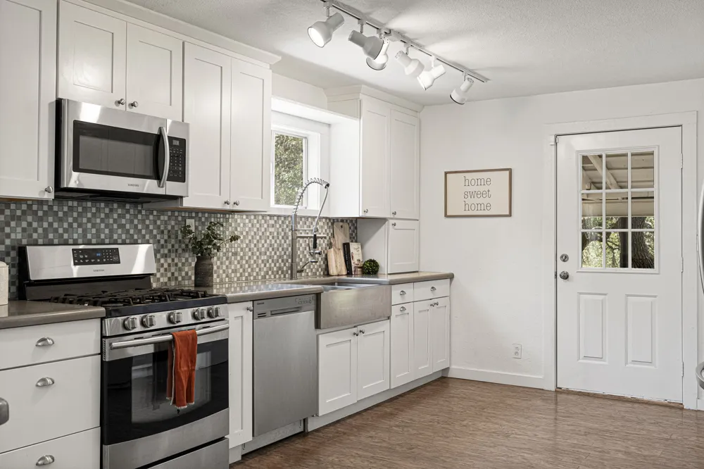 2591 Spring Valley Drive Dripping Springs, TX 78620