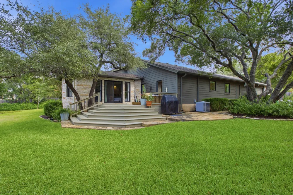 208 Phlox Drive Lakeway, TX 78734