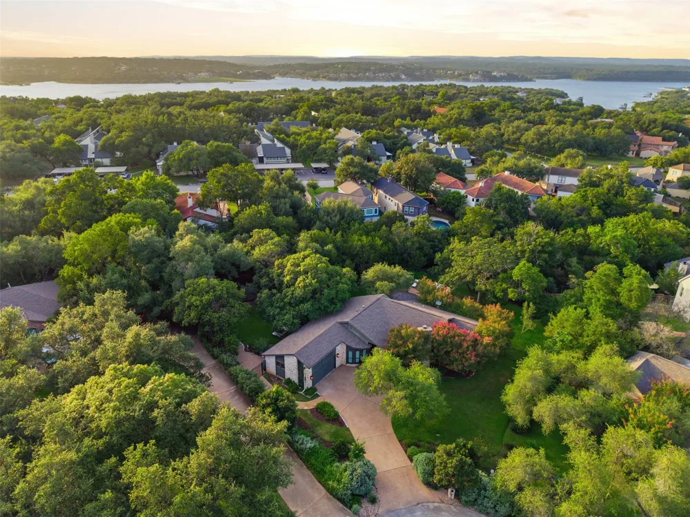 208 Phlox Drive Lakeway, TX 78734