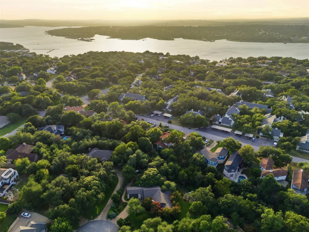 208 Phlox Drive Lakeway, TX 78734