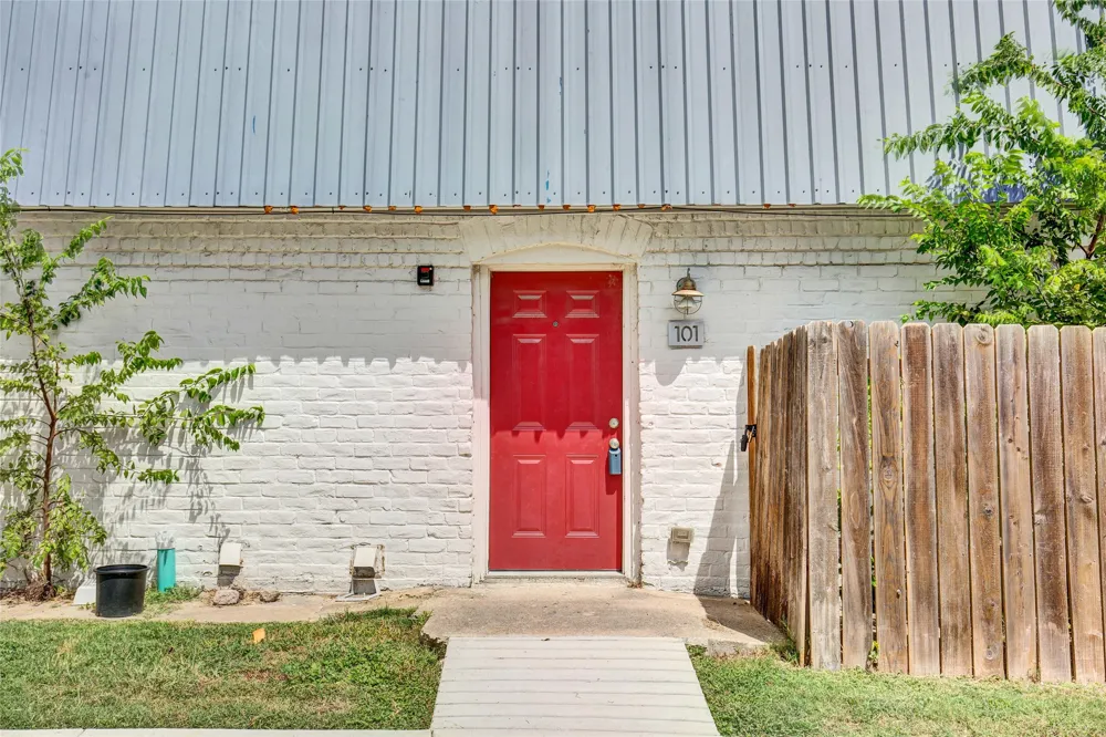 7204 Twin Crest Drive #101 Austin, TX 78752