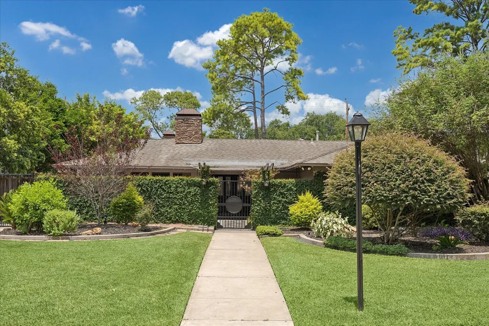 10034 Meadow Lake Lane Houston, TX 77042