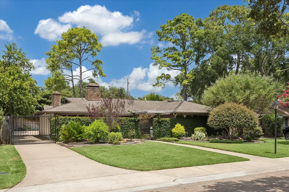 10034 Meadow Lake Lane Houston, TX 77042
