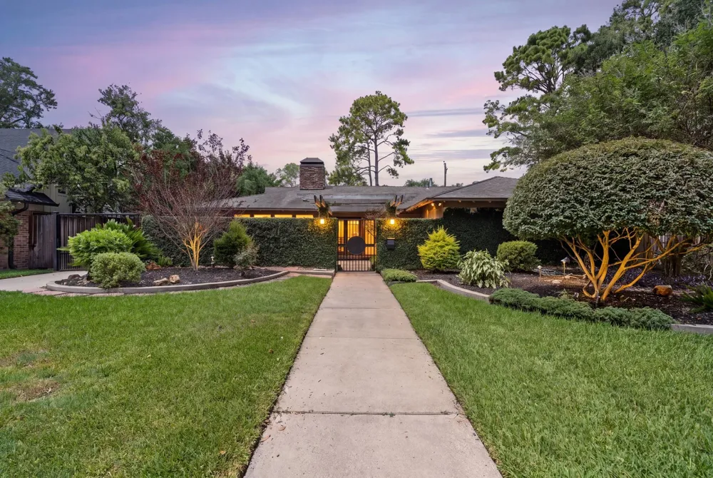 10034 Meadow Lake Lane Houston, TX 77042