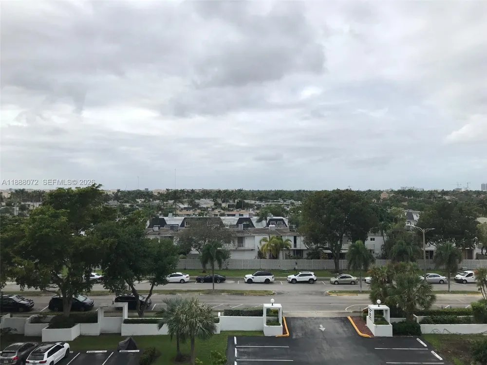 1000 Parkview Dr #627 Hallandale Beach, FL 33009