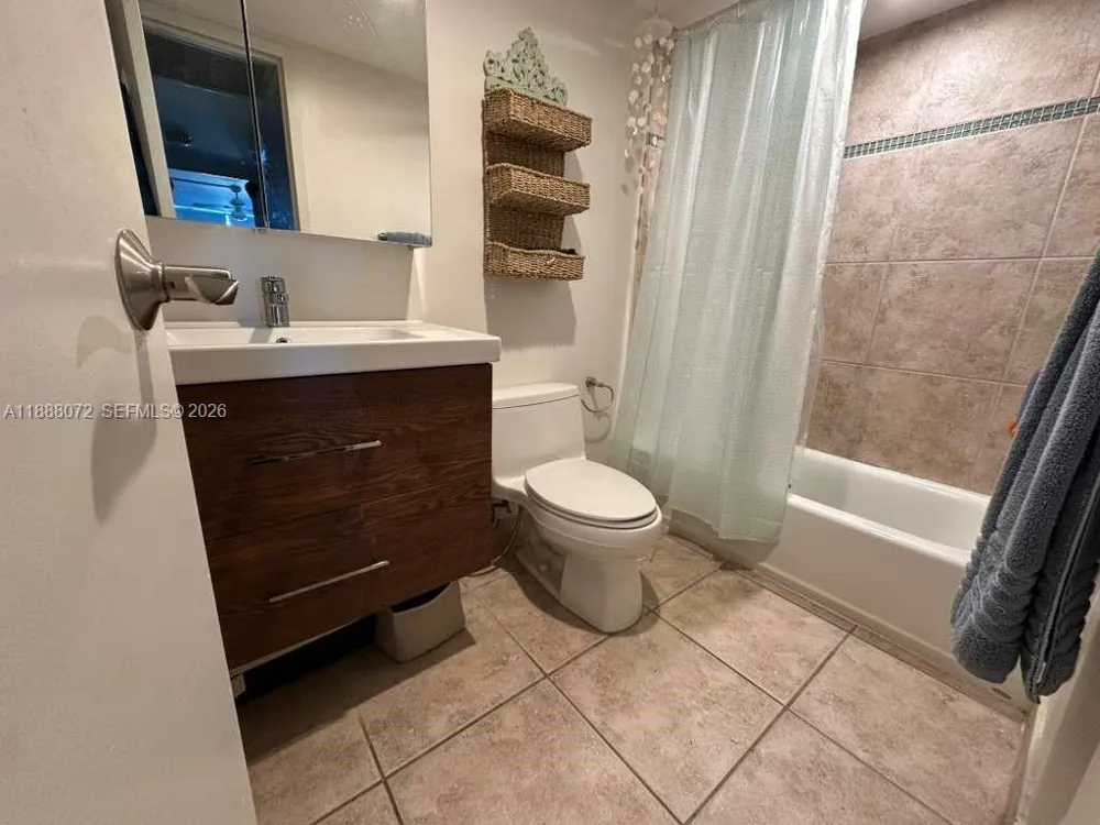 1000 Parkview Dr #627 Hallandale Beach, FL 33009