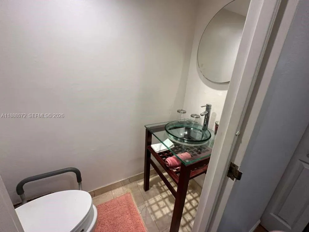 1000 Parkview Dr #627 Hallandale Beach, FL 33009