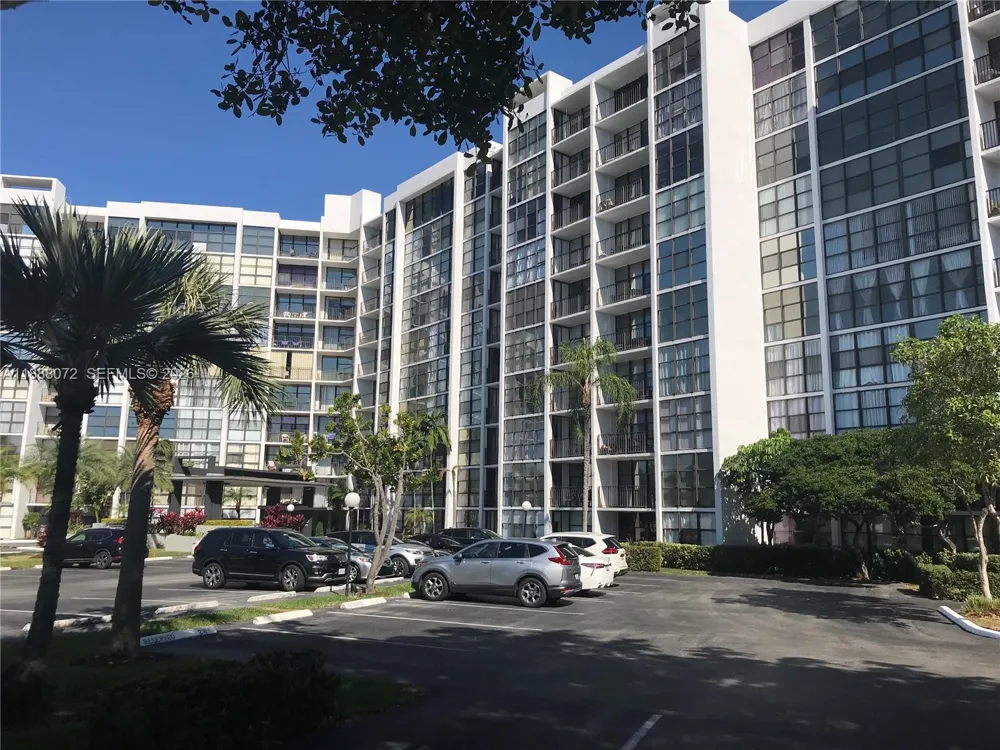 1000 Parkview Dr #627 Hallandale Beach, FL 33009