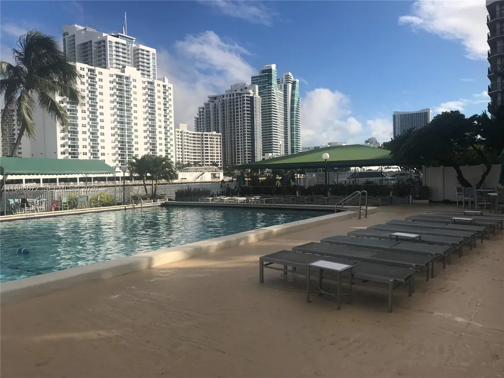 1000 Parkview Dr #627 Hallandale Beach, FL 33009