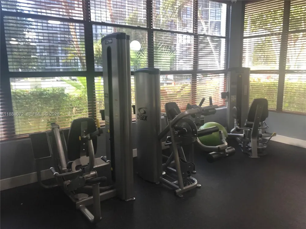 1000 Parkview Dr #627 Hallandale Beach, FL 33009