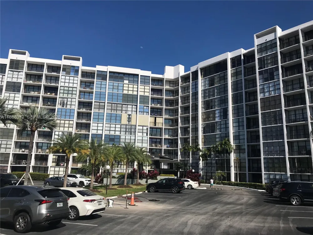 1000 Parkview Dr #627 Hallandale Beach, FL 33009