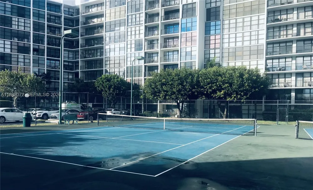 1000 Parkview Dr #627 Hallandale Beach, FL 33009