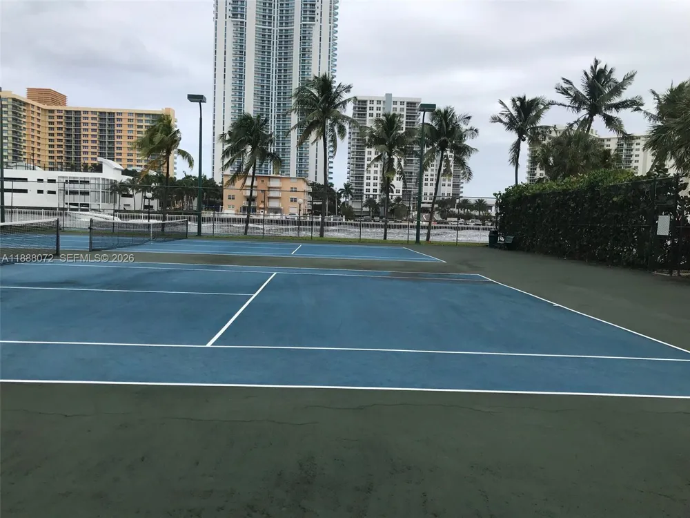 1000 Parkview Dr #627 Hallandale Beach, FL 33009