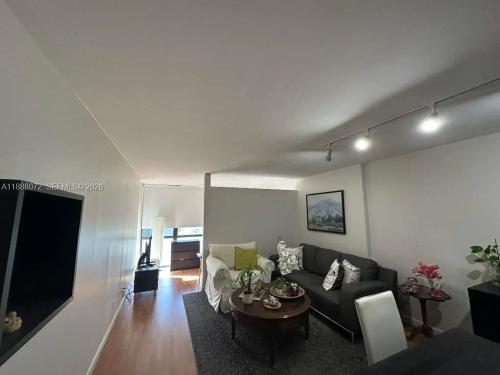 1000 Parkview Dr #627 Hallandale Beach, FL 33009