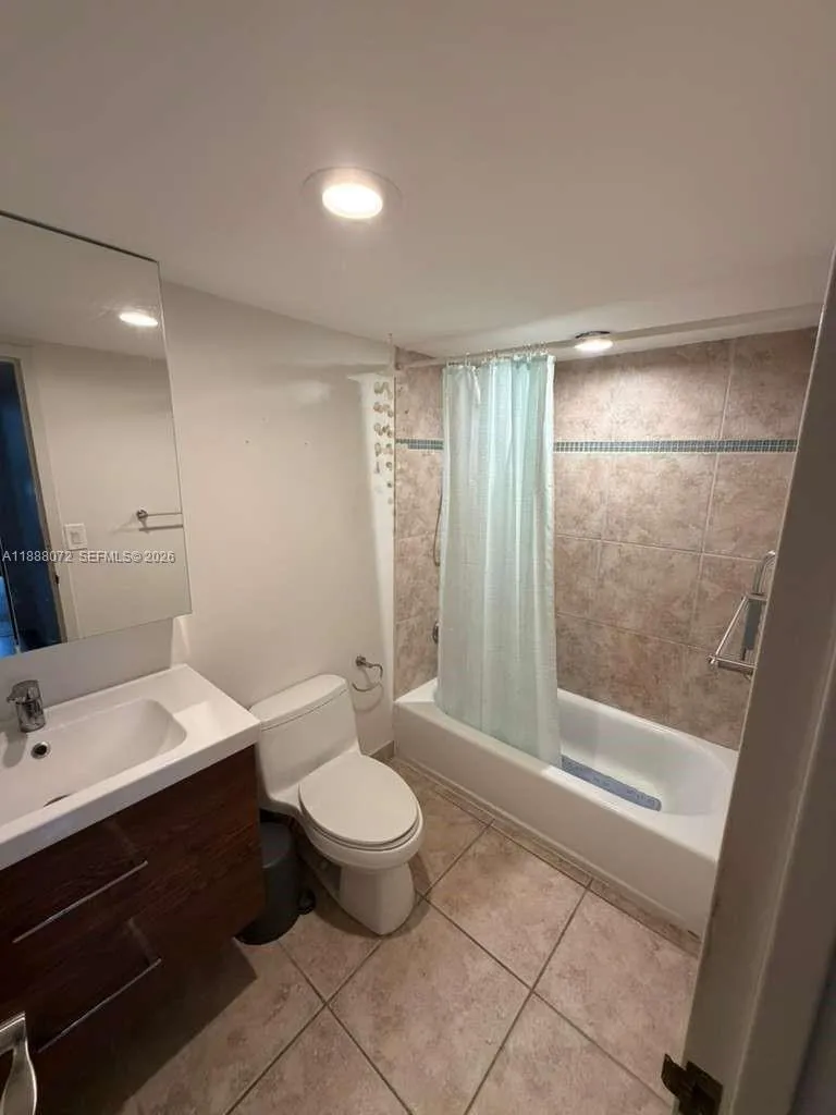 1000 Parkview Dr #627 Hallandale Beach, FL 33009