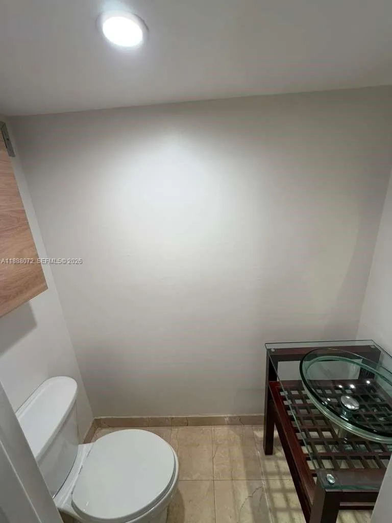 1000 Parkview Dr #627 Hallandale Beach, FL 33009