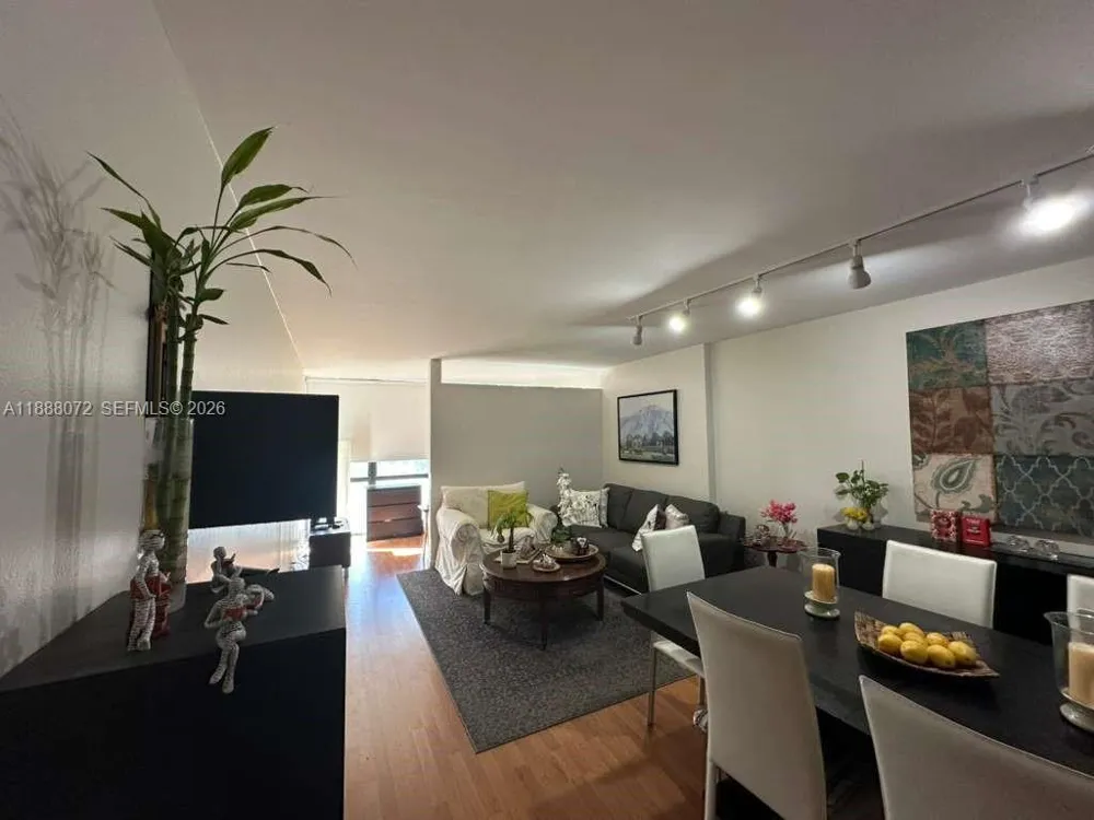 1000 Parkview Dr #627 Hallandale Beach, FL 33009