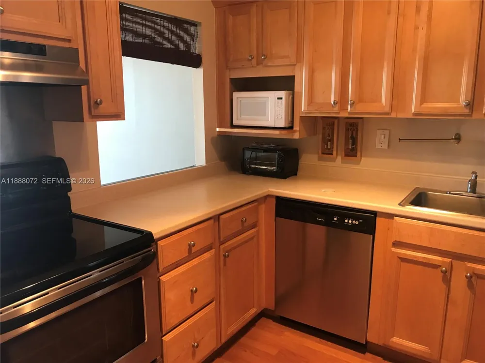 1000 Parkview Dr #627 Hallandale Beach, FL 33009