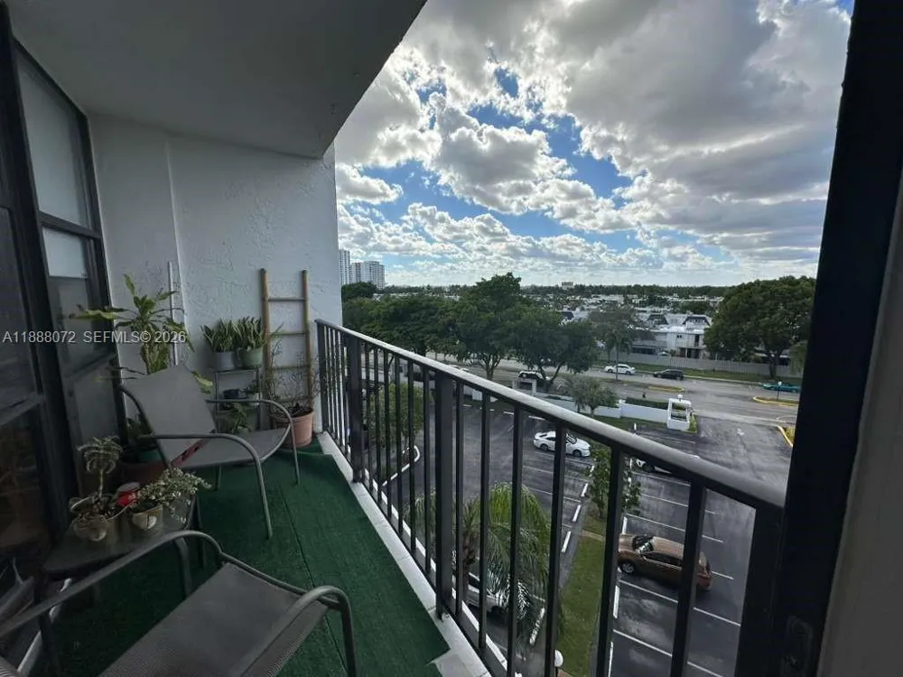 1000 Parkview Dr #627 Hallandale Beach, FL 33009