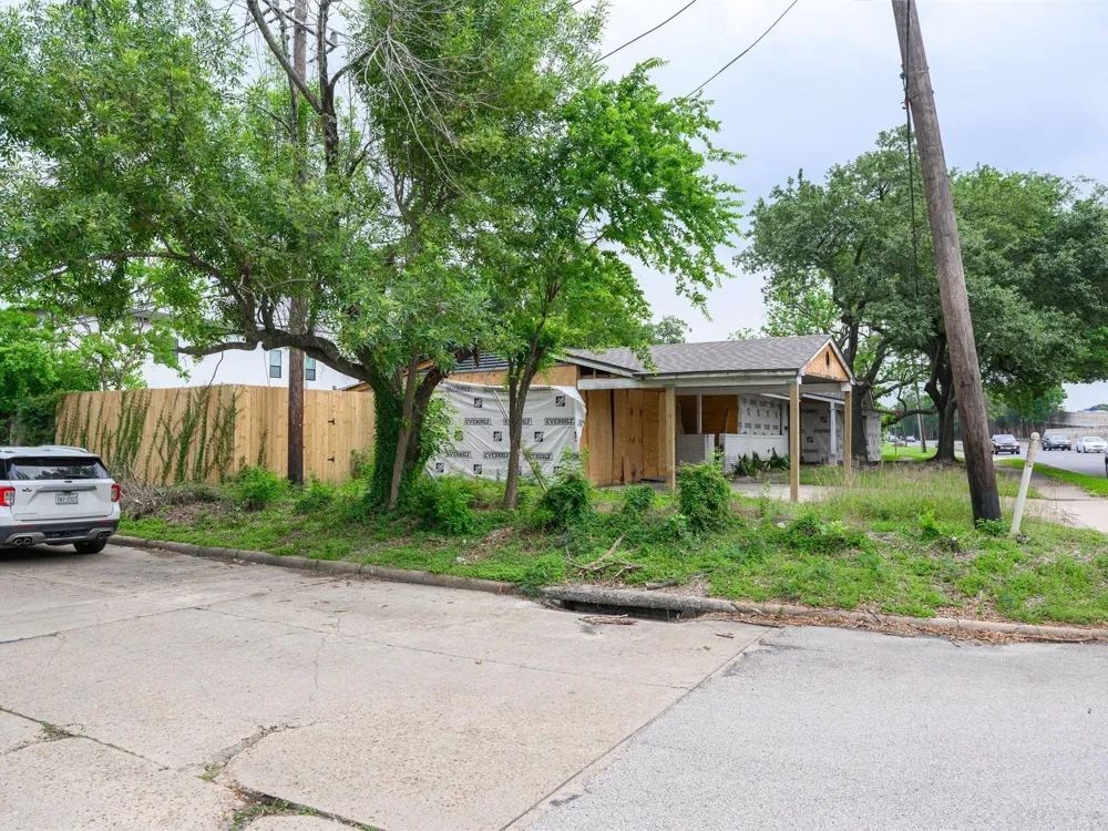 4660 Spruce Street Bellaire, TX 77401