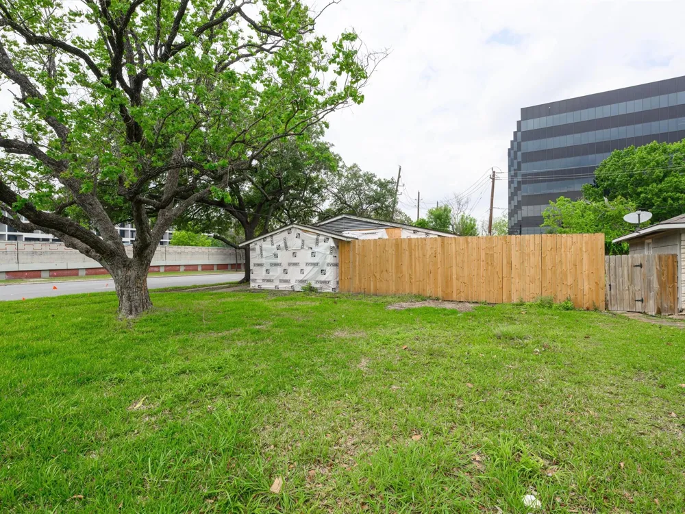 4660 Spruce Street Bellaire, TX 77401