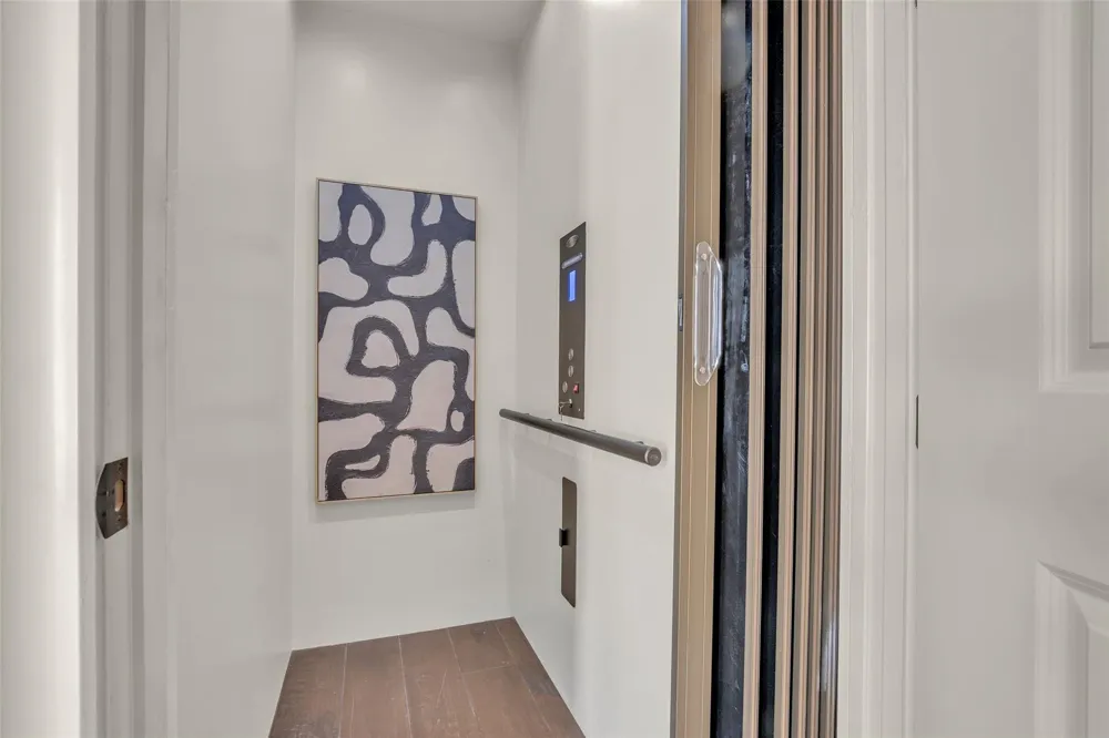 4608 Maple Street Bellaire, TX 77401