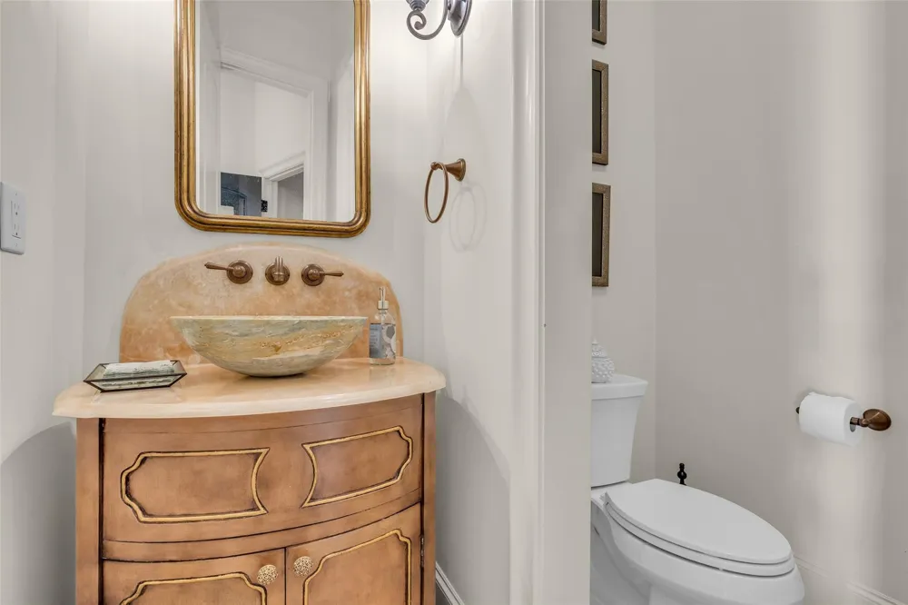 4608 Maple Street Bellaire, TX 77401