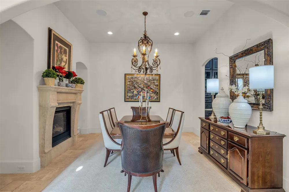 4608 Maple Street Bellaire, TX 77401