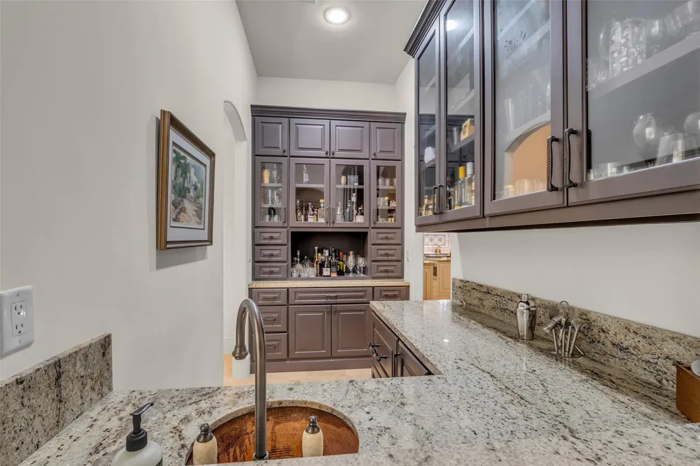 4608 Maple Street Bellaire, TX 77401