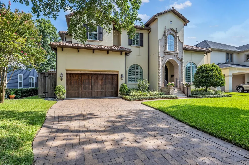 4608 Maple Street Bellaire, TX 77401