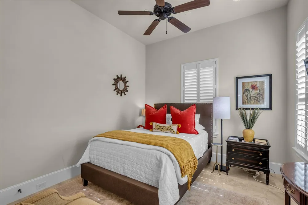4608 Maple Street Bellaire, TX 77401
