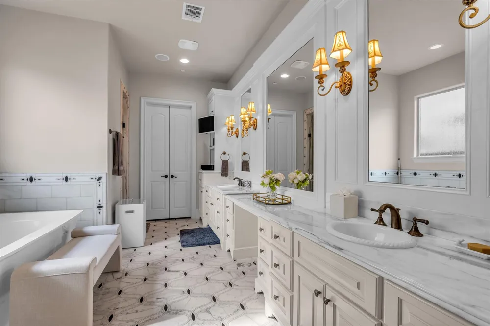 4608 Maple Street Bellaire, TX 77401