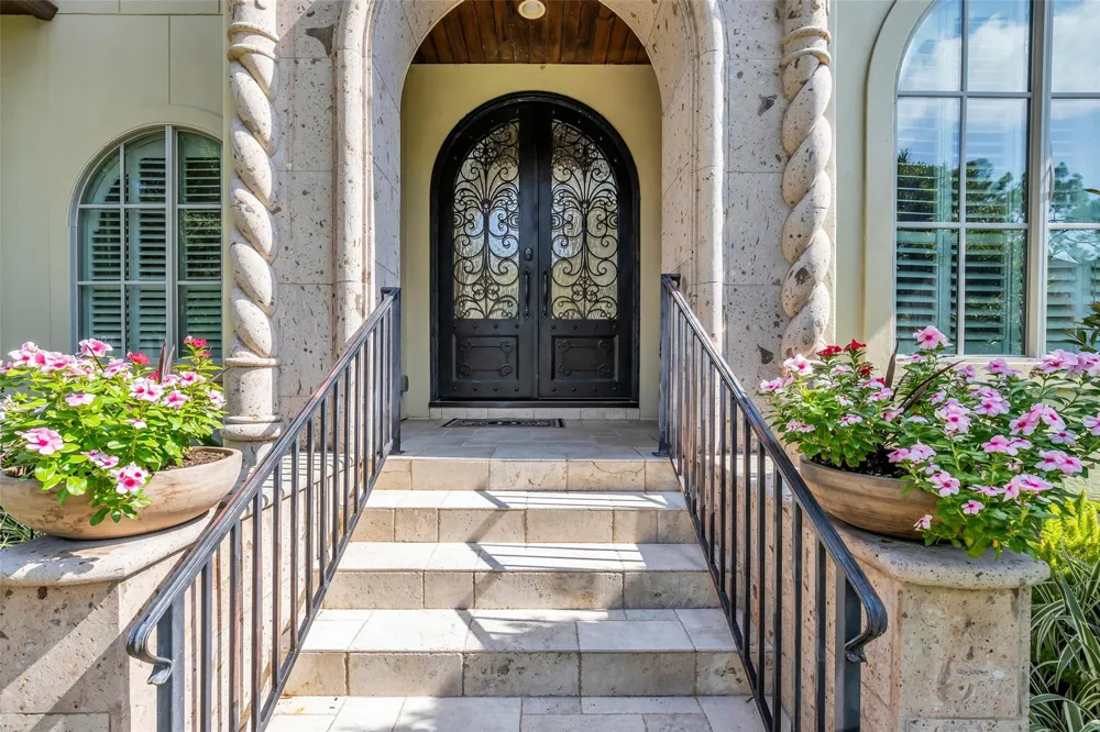 4608 Maple Street Bellaire, TX 77401