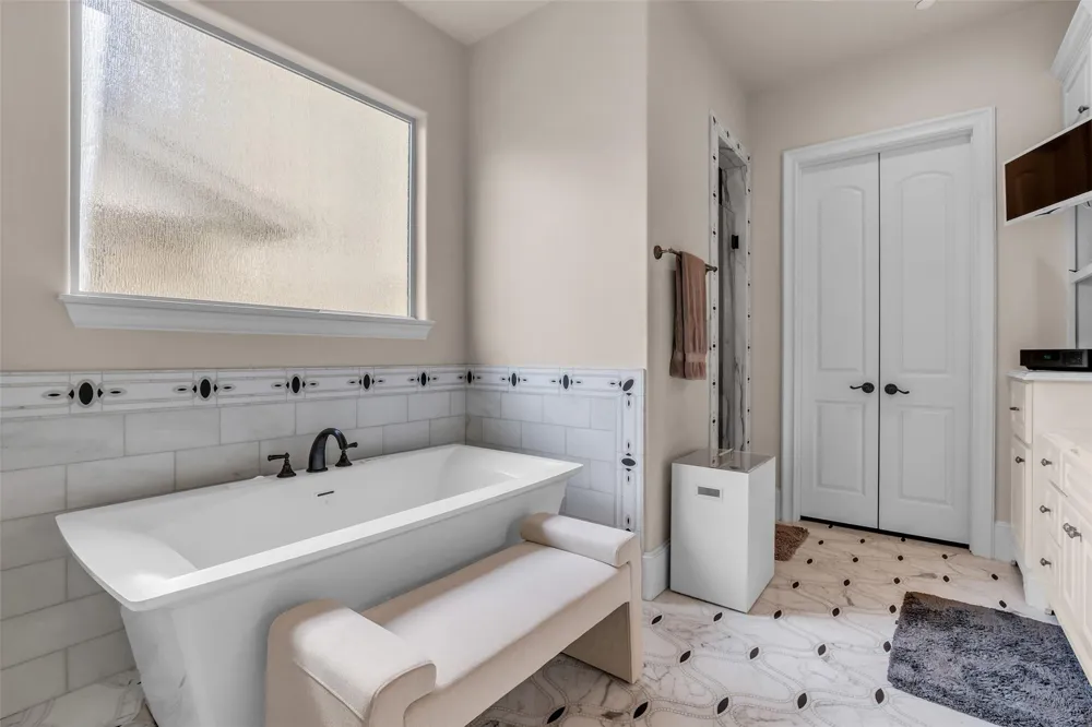 4608 Maple Street Bellaire, TX 77401