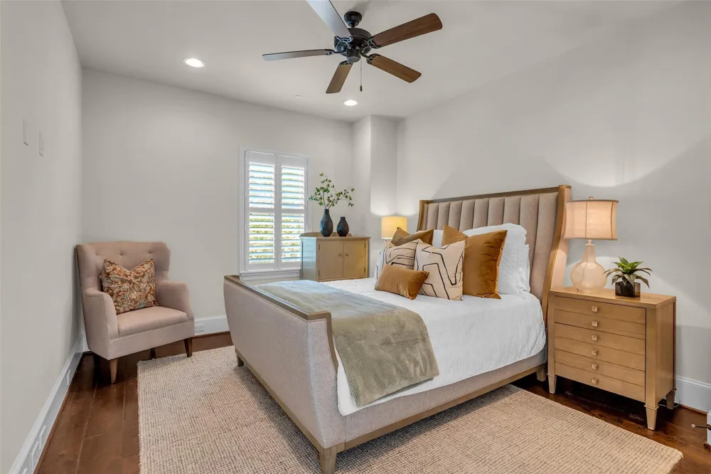 4608 Maple Street Bellaire, TX 77401