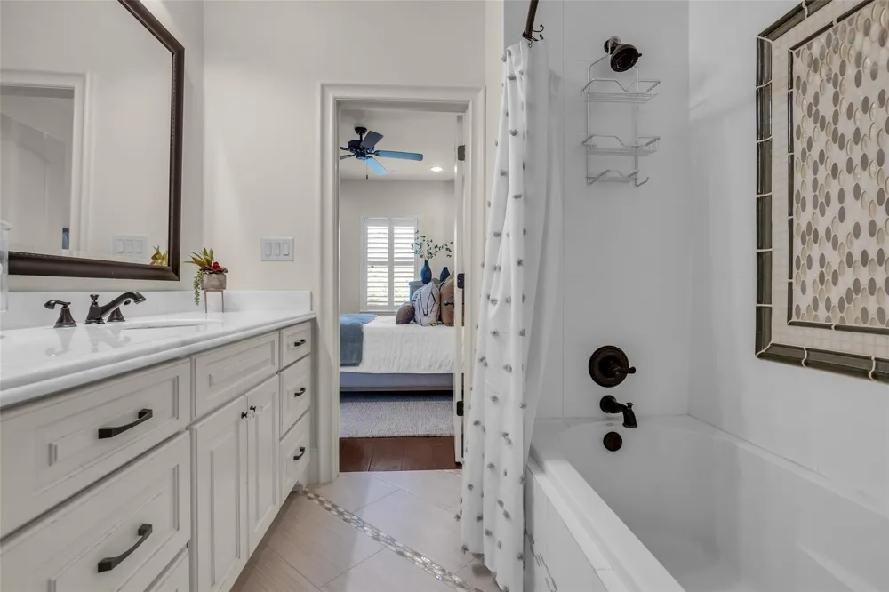 4608 Maple Street Bellaire, TX 77401