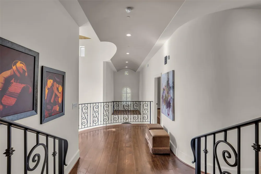 4608 Maple Street Bellaire, TX 77401