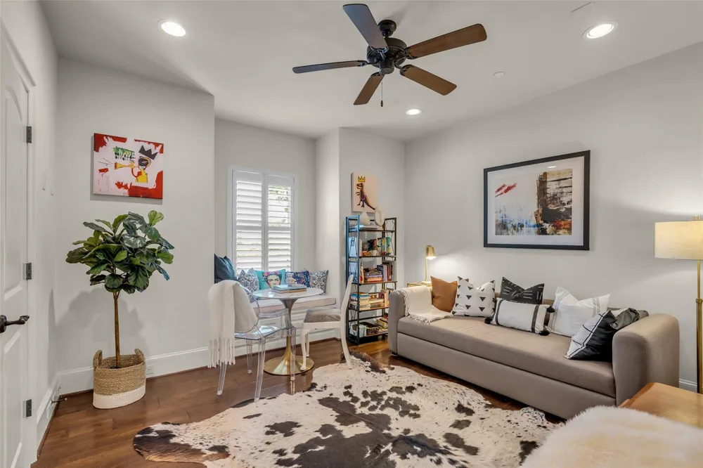 4608 Maple Street Bellaire, TX 77401