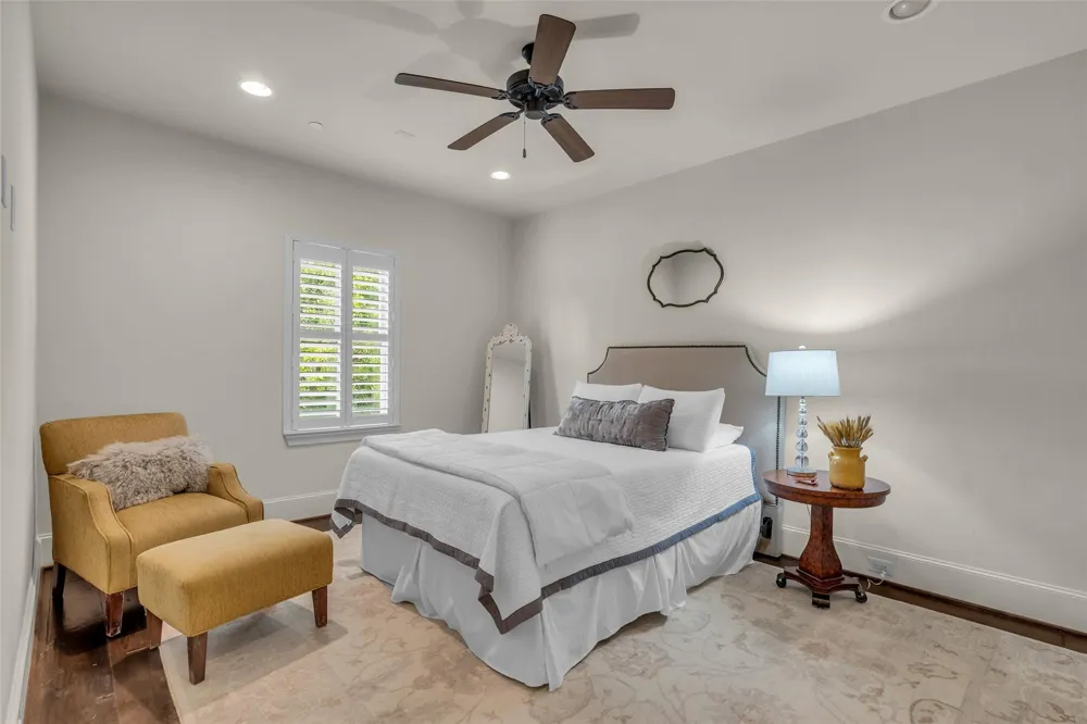 4608 Maple Street Bellaire, TX 77401