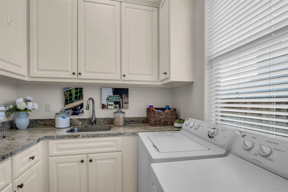 4608 Maple Street Bellaire, TX 77401