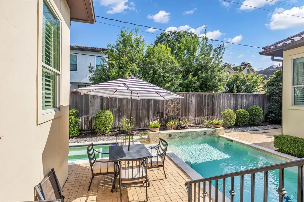 4608 Maple Street Bellaire, TX 77401