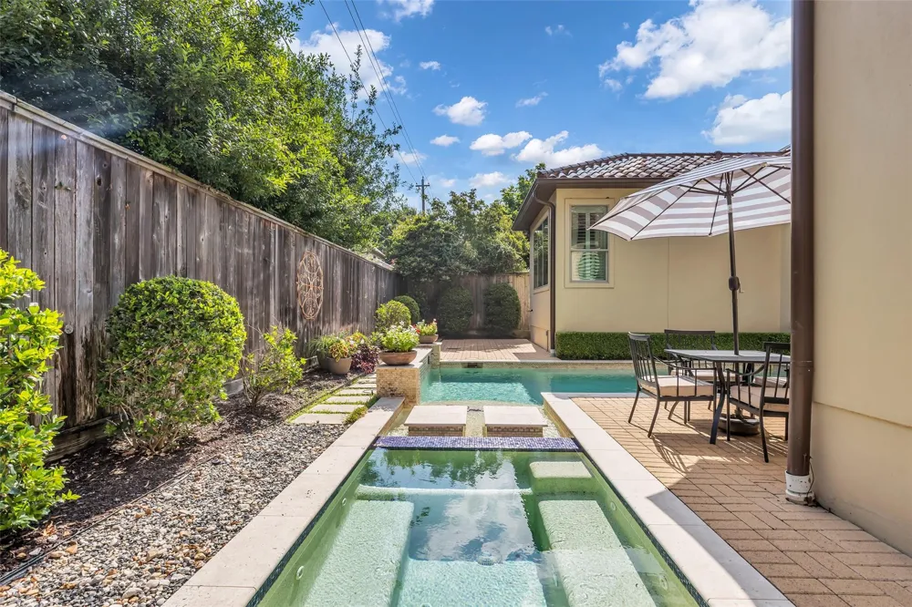4608 Maple Street Bellaire, TX 77401