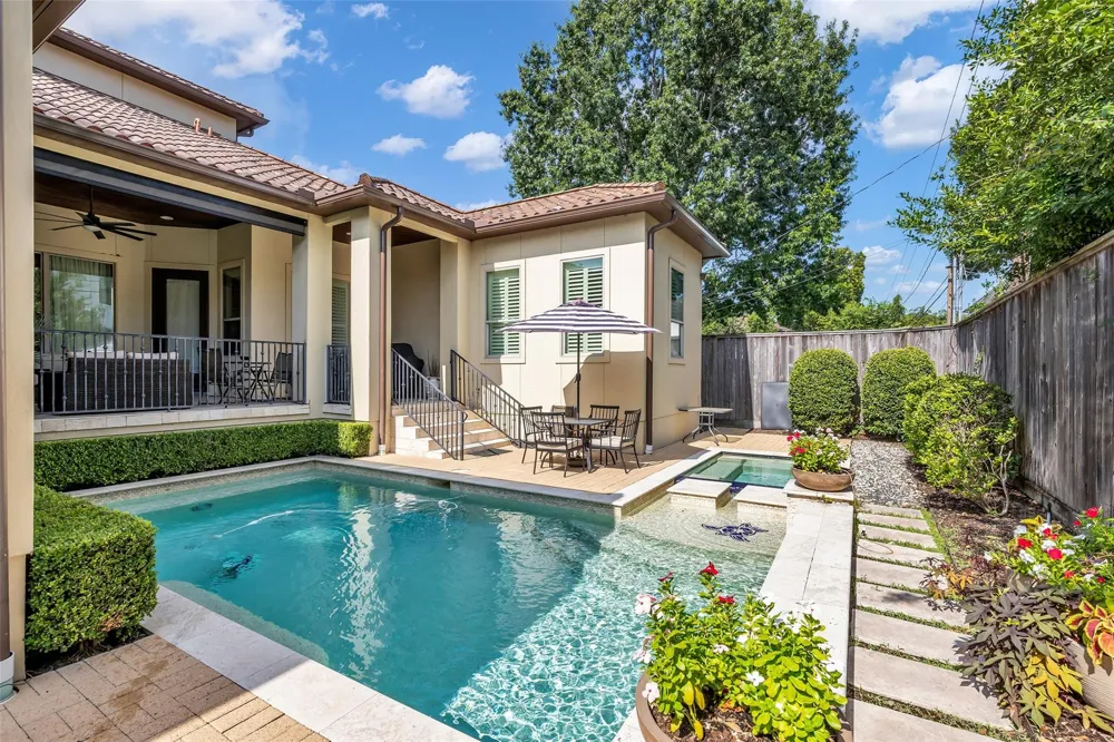 4608 Maple Street Bellaire, TX 77401