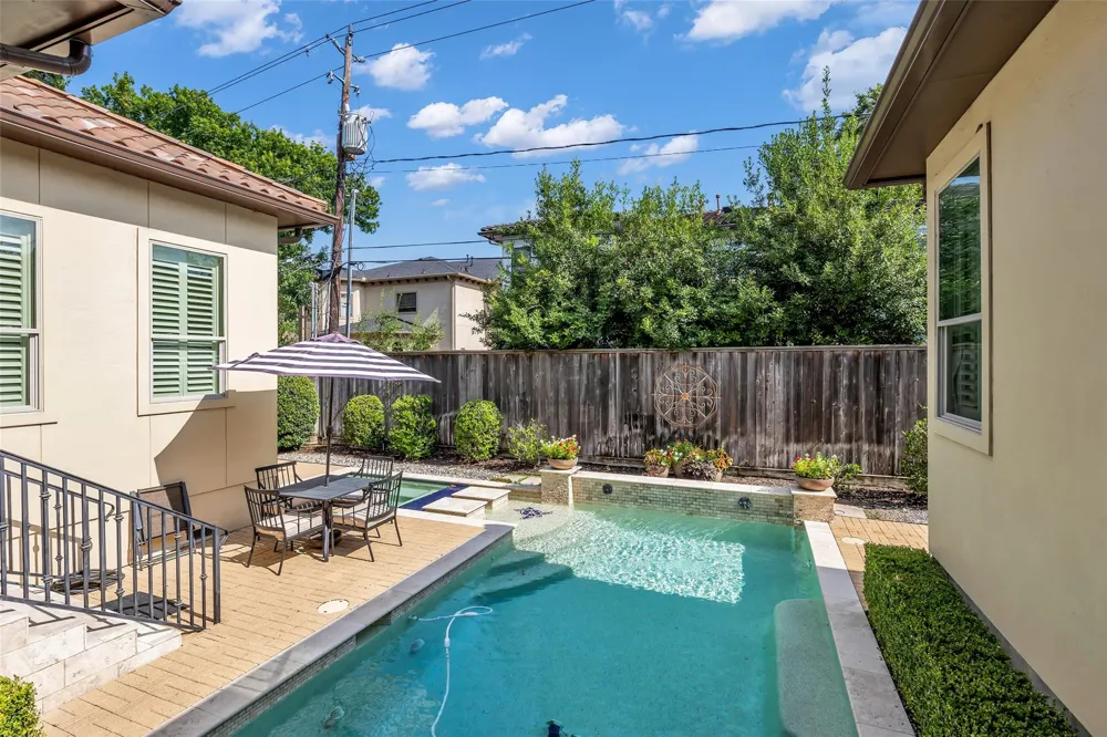 4608 Maple Street Bellaire, TX 77401
