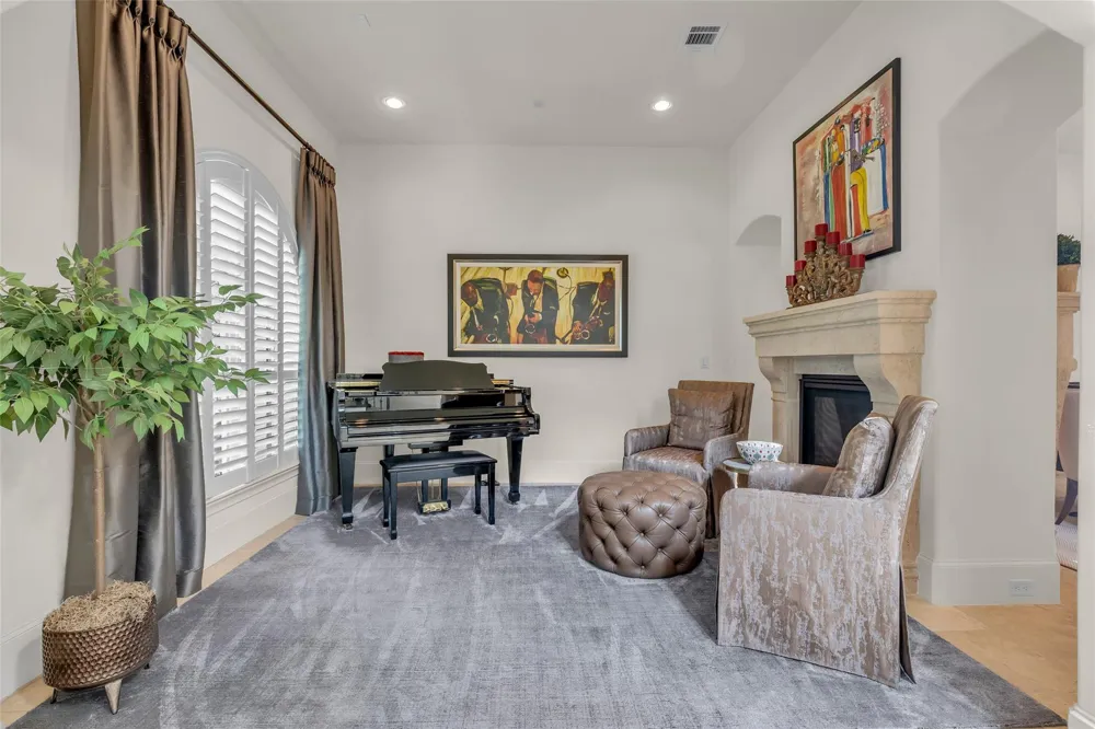4608 Maple Street Bellaire, TX 77401