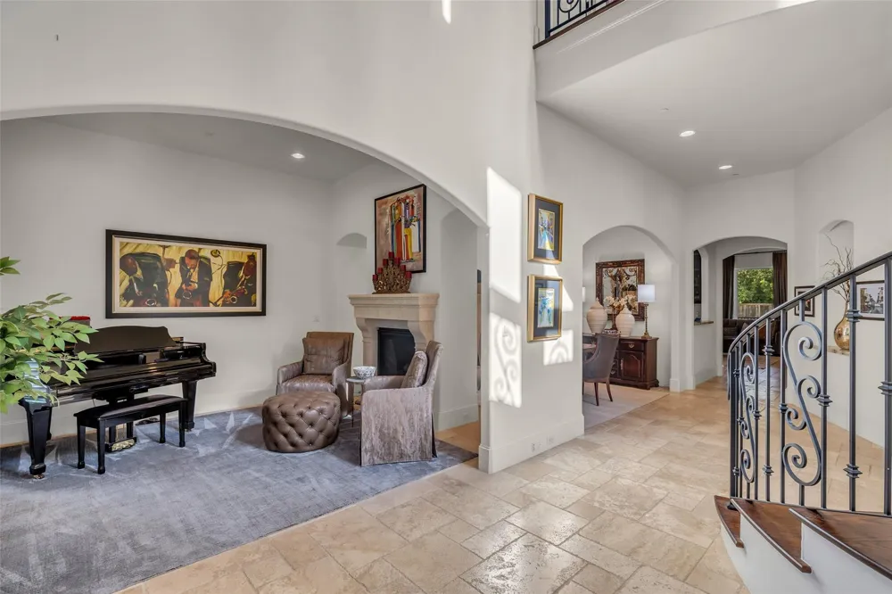 4608 Maple Street Bellaire, TX 77401
