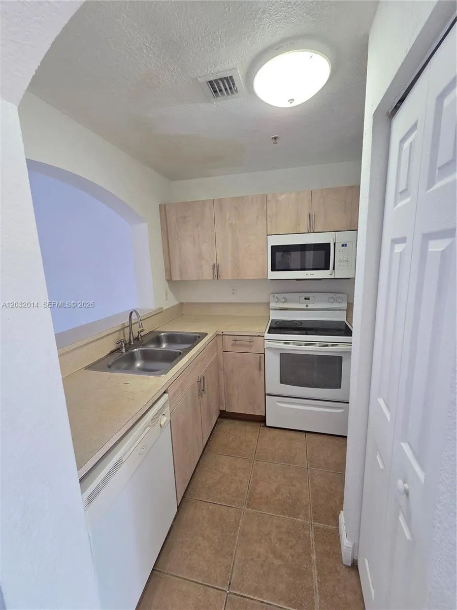 7989 NW 8th St #108D Miami, FL 33126