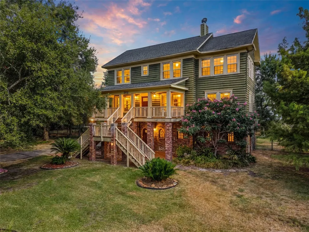 202 Meadowlawn Street Shoreacres, TX 77571